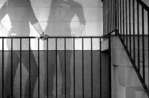 Sombras em uma escadaria representam pessoas desaparecidas