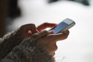 Mulher procura vestígios de traição no whatsapp usando iphone