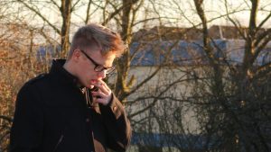 adolescente fumando para ilustrar a pergunta ‘meu filho está fumando, o que fazer?’