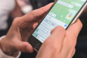 Esposa investiga celular do marido para encontrar traição pelo whatsapp